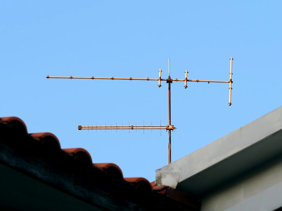 Эфирная антенна DVB-T2, установленная на крыше дома в Краснодаре